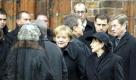 Bundesaussenminister Guido Westerwelle (FDP, v.r.), sein Lebensgefaehrte Michael Mronz, die Ehefrau des Bundespraesidenten Eva Luise Koehler, der ehemalige Berliner Landesbischof Wolfgang Huber und Bundeskanzlerin Angela Merkel (CDU) stehen am Samstag (12.12.09) nach der Trauerfeier fuer den FDP-Ehrenvorsitzenden und frueheren Bundeswirtschaftsminister Otto Graf Lambsdorff vor dem Dom zu Brandenburg/Havel, um Lambsdorffs Witwe Alexandra (vorn, l.) zu kondolieren. Lambsdorff war am vergangenen Samstag (05.12.09) im Alter von 82 Jahren in Bonn gestorben. Foto: Michael Gottschalk/ddp Foto: ddp