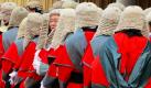Richter aus Hong Kong in traditionellen Perücken und Roben haben sich für die Eröffnung des Justizjahres vor dem Rathaus der chinesischen Hauptstadt versammelt. Die jährliche Zeremonie ist ein Überbleibsel aus der englischen Kolonialzeit. Foto: dpa