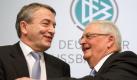 Theo Zwanziger (r) schied aus dem Amt aus, Wolfgang Niersbach wurde zum neuen DFB-Präsidenten gewählt. Foto: Arne Dedert Foto: dpa
