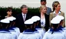Feierliche Amtsübergabe: Die Frau des designierten zehnten Bundespräsident Christian Wulff, Bettina (von rechts), Wulffs Tochter Annalena, der ehemalige Bundespräsident Horst Köhler und dessen Frau Eva Luise stehen in Berlin vor Schloss Bellevue vor Marinesoldaten. Nach der Vereidigung wurde Wulff dort am Nachmittag mit militärischen Ehren empfangen. Für seine Amstzeit nahm er sich vor, Brücken zwischen den Menschen zu bauen. Foto: ddp