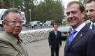 Russian President Dmitry Medvedev, right, shakes hands with North Korean leader Kim Jong Il outside Ulan-Ude in Byryatia, Wednesday, Aug. 24, 2011. Medvedev arrived Wednesday in remote eastern Siberia for a summit with Kim expected to focus on energy deals, economic aid and nuclear disarmament. (AP Photo/RIA Novosti, Dmitry Astakhov, Presidential Press Service)





Nordkoreas Machthaber am Baikalsee (Mit Bild)
Vorspann:	
Text:	
Moskau (dpa) - Der nordkoreanische Machthaber Kim Jong Il ist mit seinem gepanzerten Zug für Gespräche mit Kremlchef Dmitri Medwedew in der sibirischen Stadt Ulan Ude am Baikalsee eingetroffen. Vor dem geplanten Treffen 4400 Kilometer östlich von Moskau unternahm der 69-Jährige eine Bootstour auf dem See, wie Medien am Dienstag berichteten. Der Kreml nannte auf Anfrage wegen der «Spezifik von Kims Besuch» keinen Zeitpunkt für die Zusammenkunft der beiden Staatsoberhäupter. Für seine Reise hat sich der Diktator schärfste Sicherheitsvorkehrungen und Geheimhaltung ausbedungen.

Moskauer Zeitungen veröffentlichten erste Bilder davon, wie Kim von russischen Schönheiten in Nationaltrachten mit Brot und Salz empfangen wurde. Auf seiner am Samstag begonnenen Reise hat sich der autoritäre Machthaber bereits mit russischer Wasserkraftwerkstechnik vertraut gemacht. Als Ziel von Kims Reise gilt ein Neustart in den russisch-nordkoreanischen Beziehungen.

Russland will vor allem eine politisch heikle Gaspipeline über das Territorium seines kommunistischen Nachbarn Nordkorea nach Südkorea durchsetzen. Nordkorea soll im Gegenzug für den Transit von zehn Milliarden Kubikmetern Gas in sein verfeindetes Nachbarland Gebühren von 100 Millionen US-Dollar im Jahr verdienen. Das verarmte Land ist dringend auf Einnahmen angewiesen. Zudem machen dem Regime internationale Sanktionen gegen sein Atomprogramm zu schaffen. Dem Vernehmen nach will Medwedew bei Kim auch für die Wiederaufnahme der internationalen Verhandlungen über das Programm werben.

# dpa-Notizblock

## Orte - [Treffen](Ulan Ude, Sibirien, Russland)

* * * * Die folgenden Informationen sind nicht zur Veröffentlichung bestimmt

## dpa-Kontakte - Autor: Ulf Mauder, +7 499 243 9790,  - Redaktion: Jutta Lauterbach, +49 30 285231302,  - Ansprechpartner Foto: Bild-CVD, + 49 30 2852 31515,  dpa mau xx n1 laj Foto: dapd