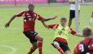 Jérome Boateng (l) und Thomas Müller beim Training des FC Bayern München an der Säbener Straße. Foto: dpa