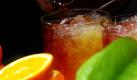 Selbst gute Cocktails zu mixen ist gar nicht so einfach. Denn erstens braucht man die richtigen Zutaten und zweitens muss man sie auch ins richtige Verhältnis zueinander setzen. Zuviel Schnaps oder Zitrone und der gute Geschmack ist dahin. Foto: ddp