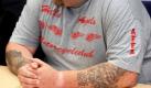 Der Angeklagte Christian Camille W. wartet im Hells-Angels-Prozess im Gerichtssaal des Landgerichts Trier auf die Urteilsverkündung. Er wurde wegen verschiedener Drogendelikte zu fünf Jahren Freiheitsentzug verurteilt, sein Mitangeklagter Michael G. muss für zwei Jahre hinter Gitter. Foto: dpa