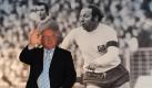 Fußball-Idol Uwe Seeler feiert mit über 300 Freunden und Weggefährten in Hamburg seinen 75. Geburtstag. Foto: Angelika Warmuth Foto: dpa