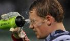 Nass wurde es auch für Schalkes Manuel Neuer. In Wolfsburg war es für den Nationaltorhüter zwar nichts mit einem Sieg. Allerdings drehten die Knappen ein 0:2 noch in ein 2:2. Foto: dpa