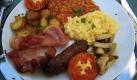 Merken Sie es brodeln? Das ist Ihr Cholesterinspiegel, der bereits vom Ansehen dieses englischen Frühstücks in die Höhe schnellt. Traditionell gibt es Bohnen, Speck, Rührei, Bratkartoffeln, Schweinswürstchen und gegrillte Tomaten. Foto: Wikipedia/Creative Commons License/André Zahn_Nic
