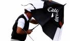 Typisch schottisches Wetter: Phil Mickelson aus den USA kämpft mit seinem Regenschirm während der zweiten Runde der britischen Open-Golf-Meisterschaft in St. Andrews. Der Linkshänder ist wegen seiner ungewöhnlichen Spielweise beliebt bei Golf-Fans. Foto: ap