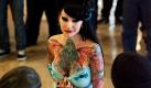 Jess Cherry (Mitte) beeindruckt die Jurymitglieder Amber Carr (links) und Paul Migliaccio auf dem jährlichen Wettbewerb Star of Texas Tattoo Art Revival in Austin Texas mit ihrem verruchten Brusttattoo. Foto: dapd