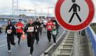 Wo sonst nur Autos fahren sind über 2800 Läufer und Walker beim Rügenbrückenlauf unterwegs - die Laufdistanzen reichen bis zum Marathon. Foto: dpa