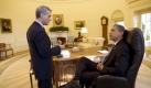 Neuer Arbeitsplatz:Barack Obama im Oval Office im Gespräch mit einem Mitarbeiter.
 Foto: dpa
