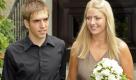 Philipp Lahm (26) und Claudia Schattenberg (25) nach der standesamtlichen Trauung im bayerischen Aying. Foto: ddp