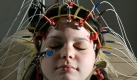 In einem Labor der Klinik für Neurologie am Universitätsklinikum Jena trägt die Probandin Christin Lemke am 04.12.2008 eine mit vielen Elektroden versehene Haube zur Messung vor Hirnströmen. Dieses Prinzip des Elektroenzephalogramms (EEG) ist 1924 vom Jenaer Psychologen Hans Berger (1873-1941) erfunden worden, Berger veröffentlichte seine Forschungen zur Messung der Gehirnaktivitäten jedoch erst 1929. Das EEG ist auch heute noch ein wichtiges Verfahren der medizinischen Diagnostik, das die moderne Technik des Magnetenzephalogramms (MEG) ergänzt. Foto: Jan-Peter Kasper dpa/lth +++(c) dpa - Bildfunk+++ Foto: dpa