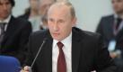 Spektakulärer Ämtertausch in Russland: Das russische Führungstandem Wladimir Putin und Dmitri Medwedew will das größte Land der Erde auch in Zukunft gemeinsam regieren. Der amtierende Regierungschef Putin soll 2012 als Präsident in den Kreml zurückkehren. Sein Sieg bei der Wahl im März gilt als sicher. Medwedew hingegen führt die Regierungspartei Geeintes Russland als Spitzenkandidat in die Parlamentswahl Anfang Dezember. Außerdem soll der 46-Jährige nach einer erfolgreichen Wahl Putins zum Präsidenten dessen Nachfolge als Ministerpräsident übernehmen. Foto: dpa