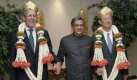 Die Außenminister Yang Jiechi (China), S.M. Krishna (Indien) und Sergei Lavrov (Russland) halten sich an den Händen. Die drei Politiker kamen in Indien zu Gesprächen zusammen. Die Gäste aus Russland und China trugen traditionelle indische Turbane. Foto: ap