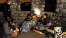 Auch das obdachlose Paar im Schillerpark ist froh über Warmes und ein bisschen Plaudern. Foto: ddp