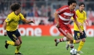 Der Mnchner Luca Toni strmt mit dem Ball nach vorn. Im Rckspiel war er einer der Aktivposten. Foto: dpa