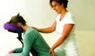 Shiatsu ist ein aus Japan stammendes Heilverfahren: Die Massagebewegungen des Shiatsu-Praktikers sind ruhig und fließend. Finger und Handballen, zuweilen aber auch Ellenbogen und Knie berühren mit sanftem Druck den Klienten.  Foto: ddp