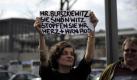Eine Demonstrantin haelt am Samstag (02.04.11) vor dem Zoologischen Garten in Berlin bei einer Demonstration gegen die geplante Ausstopfung des verstorbenen Eisbaerens Knut ein Schild mit der Aufschrift 'Herr Blaszkiewitz sie sind'n Witz, stopfen sie ihr Herz aus' in der Hand. Vor dem Zoo haben nach Veranstalterangaben rund 70 Menschen gegen die geplante Praeparation von Knut protestiert. (zu dapd-Text)
Foto: Steffi Loos/dapd Foto: ddp
