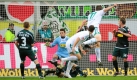 Mönchengladbachs Tormann Logan Bailly kann den Kopfball von Wolfsburgs Alexander Madlung (oben) nicht halten. Es fällt das 1:0 für den VfL. Foto: dpa