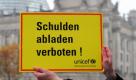 Jugendliche des Unicef-Juniorteams protestierten mit dem Plakat «Schulden abladen verboten» gegen die Schuldenlast, die durch politische Beschlüsse den Kindern bereits heute auferlegt werden. Kurz vor der Schlussabstimmung über den Haushalt 2012 fordern sie dazu auf, nicht länger auf Kosten der nächsten Generation zu leben und die Ausgaben darauf zu überprüfen, ob sie zum Wohlergehen der Kinder beitragen. Foto: dpa