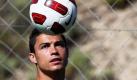 Der portugiesische Fußballstar Cristiano Ronaldo ist Treue offenbar wichtiger als ein dickes Gehalt: Ein angeblich sehr hohes Angebot von Manchester City hatte der Kicker abgelehnt, um bei seinem Club Real Madrid bleiben zu können. Ich gehe nicht weg, sagte der Torjäger einem spanischen Radiosender. Da gebe ich mein Wort. Laut britischer Presse wollte Manchester City für Ronaldo eine Ablösesumme von 170 Millionen Euro aufbringen. Zusätzlich gebe es für den Stürmer ein Jahresgehalt von 23,5 Millionen. Foto: dpa