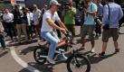 Michael Schumacher fährt mit einem Elektrofahrrad durch das Fahrerlager in Monte Carlo. Foto: dpa