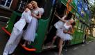 Schauspieler posieren in Ulm rund um einen alten Bus. Mit diesem umgebauten Doppeldecker will eine mehrsprachige Schauspieltruppe in den kommenden Jahren der Donau von der Quelle im Schwarzwald bis zur Mündung im Schwarzen Meer folgen.  Foto: dpa
