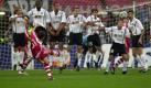 Mehmet Scholl vom FC Bayern München schießt am Mittwoch (23.05.2001) im Champions League-Finale in Mailand einen Freistoß. Die Final-Begegnung zwischen dem FC Bayern München und dem FC Valencia findet im ausverkauften Giuseppe Meazza-Stadion in Mailand statt. Zur Halbzeit steht es 1:0 für die Spanier. 
 Foto: dpa
