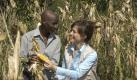 Die deutsche Journalistin und TV-Moderatorin Maybrit Illner (r) unterhält sich am Montag (18.02.2008) in einem Feld in Leribe im südafrikanischen Königreich Lesotho mit dem Farmer Mepenane Leokaoke über Mais. Illner ist seit 2003 Rot-Kreuz-Botschafterin und befindet sich zur Zeit gemeinsam mit einer DRK-Delegation auf einer Inspektionstour in dem von Südafrika umgebenen Kleinstaat von der Größe Schleswig- Holsteins. Das DRK kümmert sich hier unter anderem um die von der Immunschwäche Aids betroffenen Menschen und ihre Familien. Lesotho hat eine der höchsten Aids-Raten der Welt. Inzwischen werden Anstrengungen unternommen, eine weitere Ausbreitung der Krankheit möglichst zu verhindern. Foto: DRK/R. Maro (zu dpa 0435 vom 18.02.2008) +++(c) dpa - Bildfunk+++ Foto: dpa
