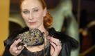 Schauspielerin Andrea Sawatzki zeigt am Donnerstag (18.02.10) in Berlin bei der Premiere zum Film 'Jud Suess - Film ohne Gewissen' ihre Handtasche. Der Film laeuft im Wettbewerb der 60. Berlinale. Bis zum 21. Februar werden bei den Internationalen Filmfestspielen Berlin, der Berlinale, fast 400 Filme gezeigt. 26 Produktionen laufen im Wettbewerb, davon konkurrieren 20 um den Goldenen und die Silbernen Baeren.

Foto: Michael Gottschalk/ ddp Foto: ddp