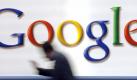 Google steigert Gewinn um fast ein Drittel
Vorspann: 	
Text: 	

Mountain View (dpa) - Das Wachstum der Online-Werbung lässt die Google-Kassen klingeln. Der Internet-Konzern verdiente im dritten Quartal 2,17 Milliarden Dollar - fast ein Drittel mehr als ein Jahr zuvor. Der Umsatz stieg um 23 Prozent auf 7,29 Milliarden Dollar.

Das teilte das US-Unternehmen am Donnerstag nach US-Börsenschluss mit. Google übertraf mit den Zahlen die Erwartungen der Analysten. Der Konzern weitet sein Geschäft konsequent in neue Bereiche wie Smartphones aus, verdient sein Geld aber weiterhin vor allem mit Werbung im Internet. Der Suchmaschinen-Primus hat jetzt flüssige Mittel von mehr als 33 Milliarden Dollar angesammelt.

Konzernchef Eric Schmidt sprach von einem ausgezeichneten Quartal. Google wolle auch weiterhin «aggressiv» in Produkte und Mitarbeiter investieren. Allein in den vergangenen drei Monaten erhöhte sich die Zahl der Beschäftigten um gut 1500 auf 23 331. Finanzchef Patrick Pichette sagte, in der Tech-Branche gebe es einen «Krieg» um begabte Mitarbeiter.

Die Geldmaschine von Google sind traditionell die Werbeanzeigen, die im Umfeld von Internet-Suchanfragen auftauchen. Der Konzern verdient erst, wenn Nutzer tatsächlich auf die Links klicken. Die Zahl solcher «bezahlter Klicks» stieg im Jahresvergleich um 16 Prozent und um 4 Prozent gegenüber dem zweiten Quartal.

Auch Investitionen in sogenannte Display-Werbung, etwa mit Werbebannern auf Webseiten, zahlen sich aber aus. Display-Werbung trage inzwischen 2,5 Milliarden Dollar im Jahr zum Geschäft bei, hieß es in der Telefonkonferenz zur Zahlenvorlage. Aus der Werbung auf mobilen Geräten wie Smartphones kämen Erlöse von einer Milliarde Dollar jährlich. Schmidt geht davon aus, dass dieses Geschäft mit der Zeit mehr Erlöse bringen wird als die heute führende Internet-Nutzung vom PC aus.

Der Konzernchef betonte, Google wolle die Suche stärker personifizieren. Erst am Vortag hatte der Konkurrent Microsoft eine Kooperation mit dem weltgrößten Online-Netzwerk Facebook angekündigt, bei der die Internet-Suche mit Informationen von Bekannten eines Nutzers verknüpft werden soll. Google arbeitet an einer noch ehrgeizigeren Zukunftsvision: Die Suchmaschine soll anhand des Wissens über einen Nutzer selbst Informationen anbieten, die ihn interessieren könnten.

Google ist in den USA die unangefochtene Nummer eins bei der Internet-Suche mit einem Marktanteil von 66,1 Prozent, wie die Marktforschungsfirma Comscore berechnete. Microsofts Suchmaschine Bing kam im September auf 11,2 Prozent, Yahoo erreichte 16,7 Prozent. In Europa ist die Dominanz von Google noch stärker ausgeprägt.
Ressort: 	Wirtschaft
Schlagworte: 	Computer/Internet/USA/ Foto: dpa