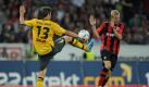 Frankfurts Sebastian Rode (r) schützt sich vor dem heranfliegenden Adam Bodzek. Foto: dpa