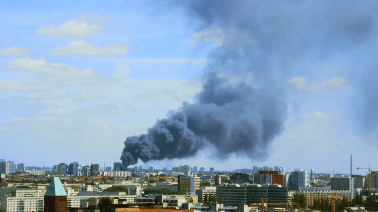 Während des Brandes bildete sich über der Stadt eine riesige Rauchwolke.