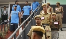 Schutz für den Nationalsport: Polizisten stehen im Krickettstadion von Gauhati, Indien, Spalier für die Spieler. Die Sportart ist überall in Südasien beliebt - und damit ein Ziel für Terroranschläge. Foto: ap