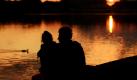 Romantik in Hannover: Ein Pärchen bei Sonnenuntergang am Maschsee in Hannover. Foto: Julian Stratenschulte Foto: dpa