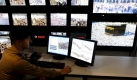 Um solche Unglücke zu verhindern, hat die saudische Polizei eine hochmoderne Sicherheitszentrale eingerichtet. Die Beamten an den Videobildschirmen können alle heiligen Orte überwachen. Mehr als 100.000 Polizisten sind während der Hadsch im Einsatz. Foto: dpa