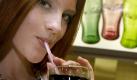Würde Germanys Next Topmodel Barbara Meier täglich Cola trinken, wäre sie wohl bald Model für Übergrößen. Wobei gegen ein Glas am Tag nichts einzuwenden ist. In größeren Mengen setzt Cola jedoch nicht nur der Figur, sondern auch den Zähnen zu. Auch Fruchtsäfte enthalten einen hohen Anteil an fruchteigenem Zucker, der je nach Sorte höher liegt als in der Cola. Deshalb gilt auch hier: Ein Glas Saft am Tag ist okay, am Besten zur Schorle in einem Verhältnis von 1:3 gemischt (Saft zu Wasser). 
 Foto: dpa