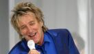 Der britische Sänger Rod Stewart steht am Freitag (10.07.2009) beim 'Summer Beach Festival' im schleswig-holsteinischen Eckernförde auf der Bühne. Stewart wird auf seiner Tour 2009 noch ein weiteres Konzert in Deutschland geben (in Wiesbaden am 11.07.2009) ehe ihn seine Tour nach Luxemburg, die USA und nach Kanada führen wird.
 Foto: dpa