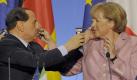 Ach Silvio Berlusconi... Wohl keiner hat sich mit so viel Elan in jedes mögliche Fettnäpfchen geworfen. Bunga, Bunga, Affären mit viel zu jungen Frauen und dann auch noch das: In einem abgehörten Telefongespräch bezeichnete der ehemalige italienische Premier Bundeskanzlerin Angela Merkel ganz uncharmant als «culona inchiavabile», als «Fettarsch». Europa lachte - allerdings mehr über ihn als über sie.  Foto: dpa
