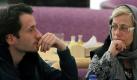 Jens Koch, einer der beiden im Iran inhaftierten Journalisten, unterhält sich mit einer Familienangehörigen in einem Hotel in Tabris. Foto: dpa