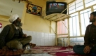 Afghanen vor dem Fernseher (Foto)
