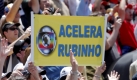 Die brasilianischen Fans feuern ihren Lokalmatador an, doch am Ende kann Barichello die Pole Position nicht zum Heimsieg nutzen. Foto: dpa