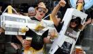 Um die drei Festivaltage gut zu überstehen, lassen sich so einige Besucher zu improvisierten Kostümen hinreißen. Naja, Hauptsache das Bier ist kühl. Foto: dpa