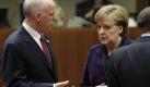 German Chancellor Angela Merkel, right, speaks with Greek Prime Minister George Papandreou during a round table session at an EU summit in Brussels, Thursday, Dec. 16, 2010. Disagreement over how to fight Europe's debt crisis deepened as a two-day summit of European leaders was due to begin on Thursday, meanwhile violent protests and uncertainty have fueled investors concerns. (AP Photo/Yves Logghe) Foto: dapd