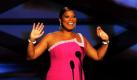 Die Rapperin Queen Latifah steht bei der Moderation der diesjährigen People's Choice Awards auf der Bühne. Die Trophäen der US-amerikanischen Veranstaltung gehen an Stars, die besonders beliebt und bekannt beim Publikum sind. Ausgezeichnet wurden diesmal unter anderem Robert Pattinson, Country-Sängerin Taylor Swift und Comedy-Star Adam Sandler.    Foto: dapd