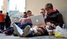 Drei junge Männer sitzen am Freitag (28.05.2010) vor dem Apple Store in München (Oberbayern) und warten darauf, dass der Verkauf des iPad beginnt. Mit dem kompakten Gerät verbindet vor allem die Medienbranche große Hoffnungen auf neue Impulse für ihr digitales Geschäft. Apple erwartet zahlreiche Kaufinteressenten - die deutschen Läden der Firma in München, Hamburg und Frankfurt öffneten bereits um 08.00 Uhr. Foto: Andreas Gebert dpa/lby +++(c) dpa - Bildfunk+++ Foto: dpa