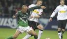 Verbissener Kampf auf Biegen und Brechen: Bremens wiedererstarkter Außenverteidiger Mikael Silvestre behauptet sich gegen Gladbachs Marco Reus. Am Ende mussten sich die Norddeutschen gegen den Tabellenletzten mit einem 1:1 zufriedengeben. Foto: dapd