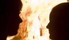 Judith und Bene posierten am Wochenende in Regensburg vor einem Sonnwendfeuer. Sonnwendfeuer werden traditionell zur Sommersonnenwende am 21. Juni angezündet.
 Foto: dapd