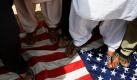 Afghanische Demonstranten treten erzürnt auf eine amerikanische Flagge bei einer Kundgebung in Kabul. Hunderte Afghanen demonstrierten hier gegen die Pläne einer evangelischen Kirchengemeinde im US-Bundesstaat Florida, am 11. September im Gedenken an die Terroranschläge von 2001 den Koran zu verbrennen. Foto: dpa